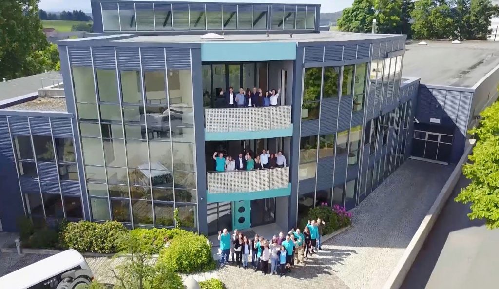 Luftaufnahme Verwaltungsgebäude Standort WEBER Schauenstein mit WEBER Team