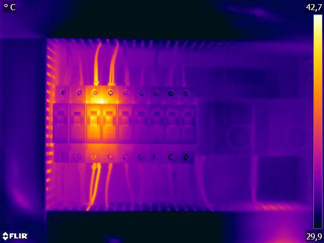 Thermogramm Elektorthermografie Schaltschrank Sicherungsautomat mit FLIR Kamera