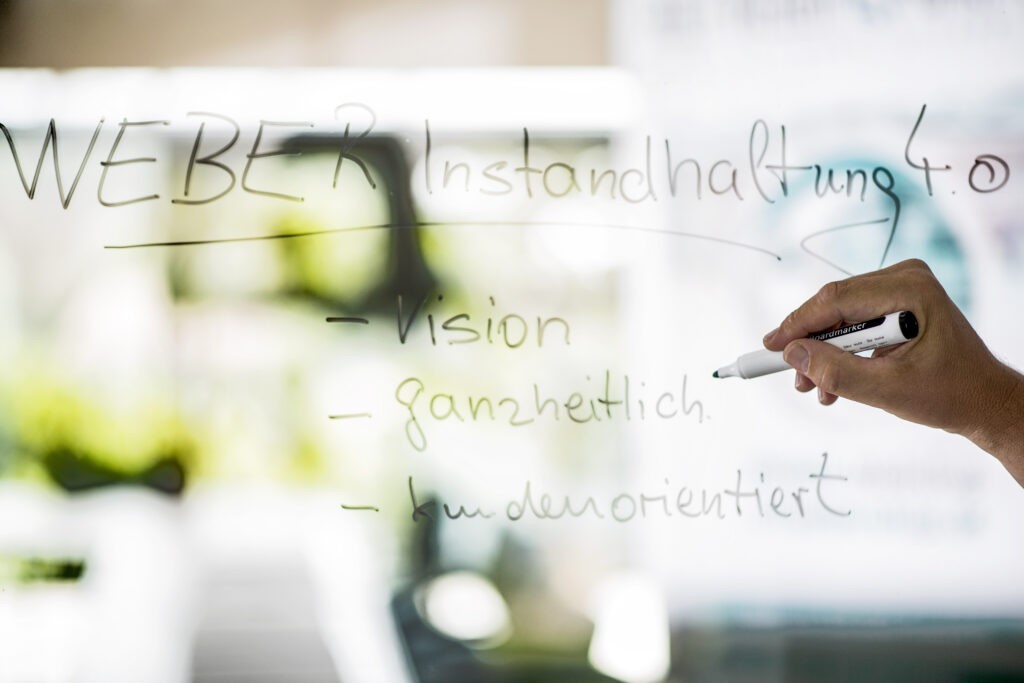 Aufzählung WEBER Instandhaltung 4.0: -vision, -ganzheitlich, -kundenorientiert